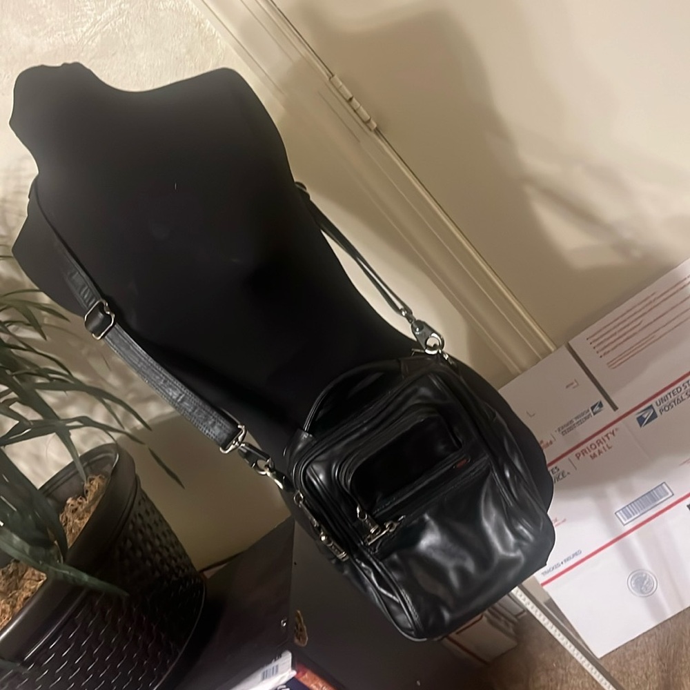 Tumi Leather Carry On Bag Messenger Crossbody Bag